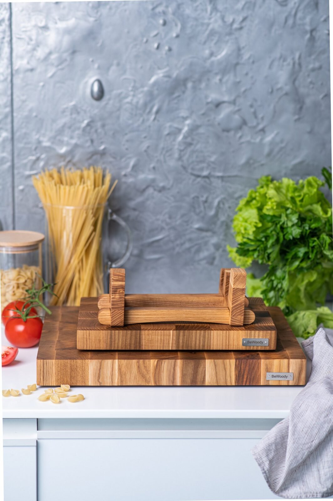 Stirnholz-Schneidebrett-Set aus Eiche mit Halter – 20 × 30 und 30 × 40 cm Stirnholz-Schneidebrett-Set aus Eiche mit Halter – 20 × 30 und 30 × 40 cm