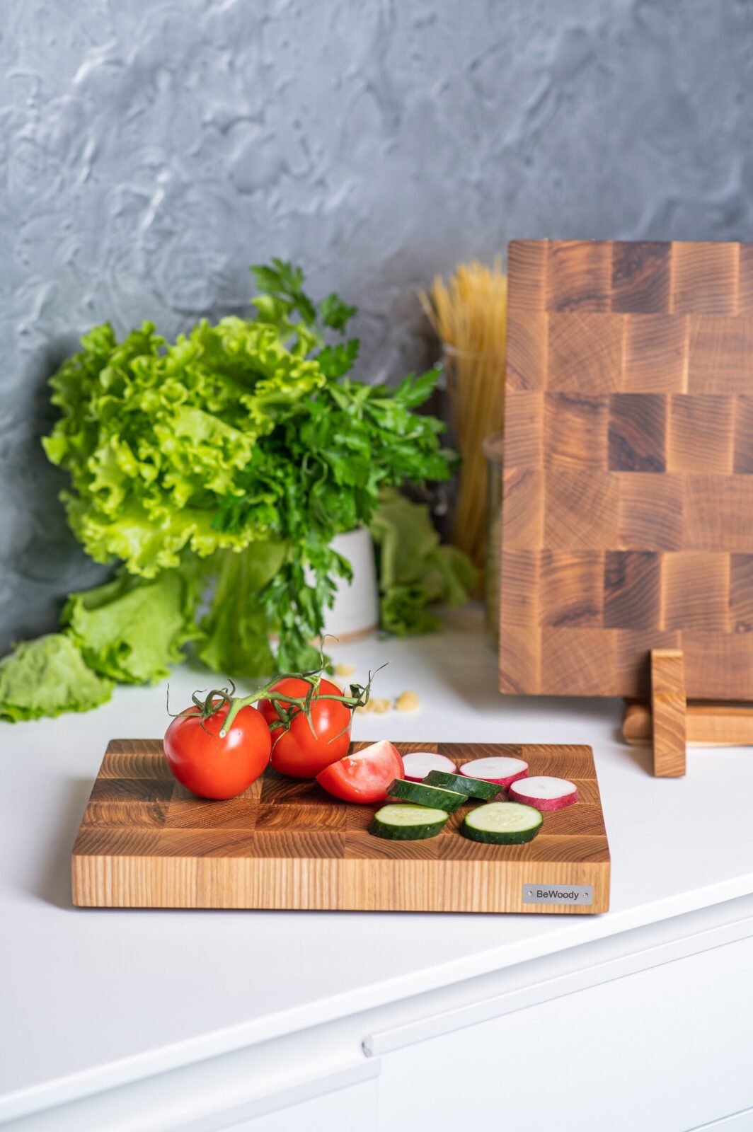 Stirnholz-Schneidebrett-Set aus Eiche mit Halter – 20 × 30 und 30 × 40 cm Stirnholz-Schneidebrett-Set aus Eiche mit Halter – 20 × 30 und 30 × 40 cm